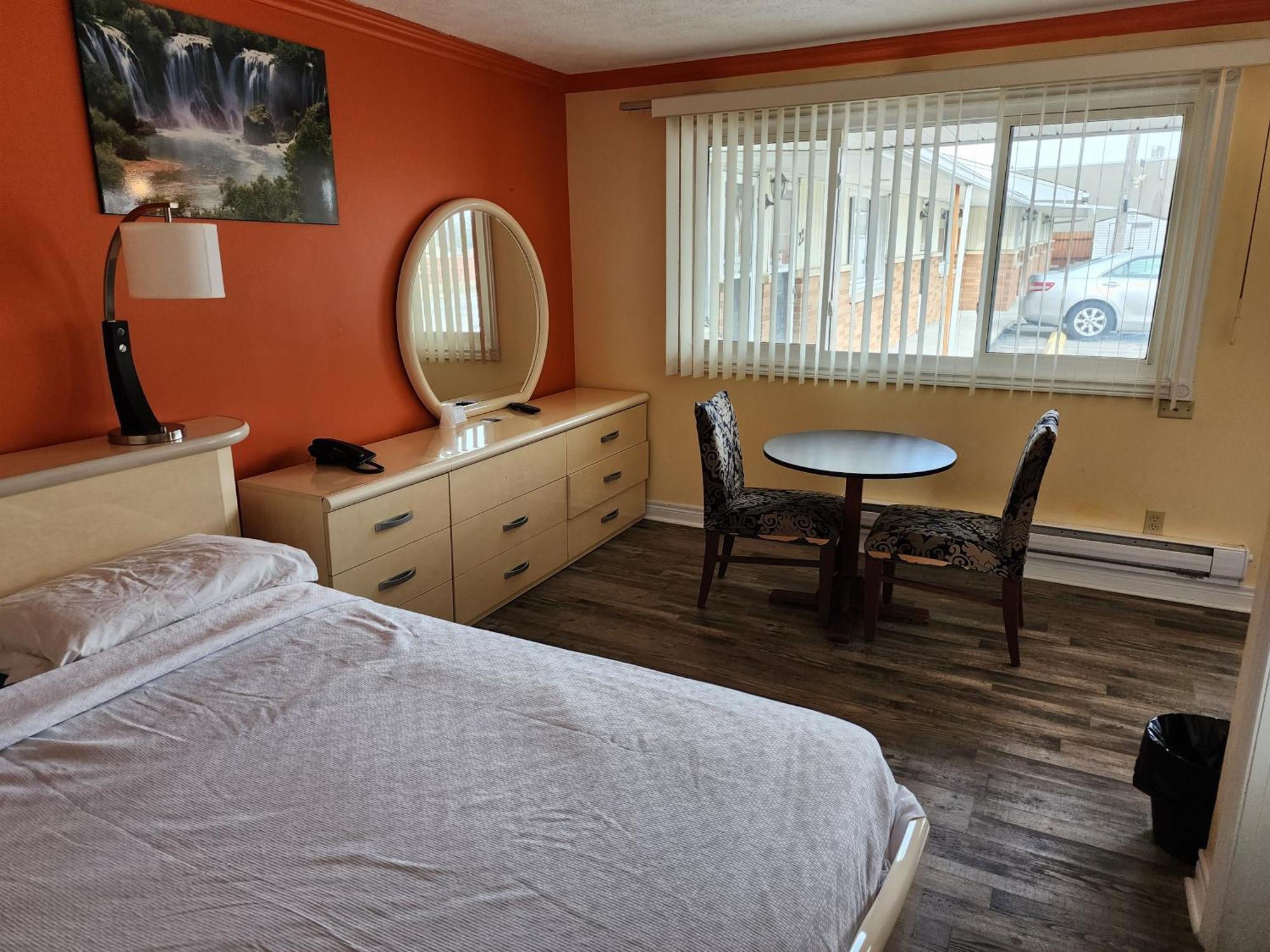 Sunparlor Motel Leamington Exterior photo